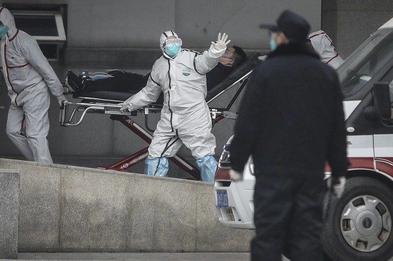 Nhân viên y tế chuyển các bệnh nhân ở Vũ Hán tới bệnh viện Jin Yintan vào ngày 17/1 (Ảnh: Getty)