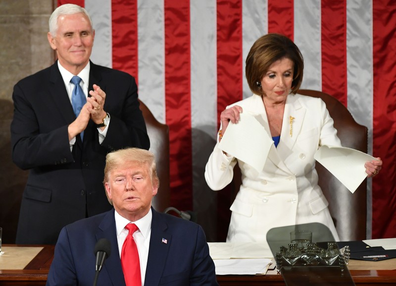 Hình ảnh Chủ tịch Hạ viện Nancy Pelosi xé toạc bản sao Thông điệp liên bang cho thấy thất bại cùng sự phẫn nộ của đảng Dân chủ (Ảnh: DailyBeast)