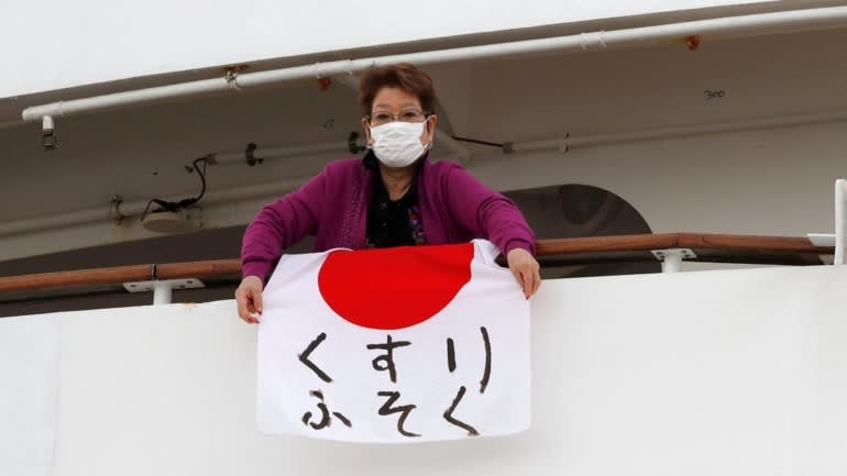 Một hành khách trên tàu với thông điệp 