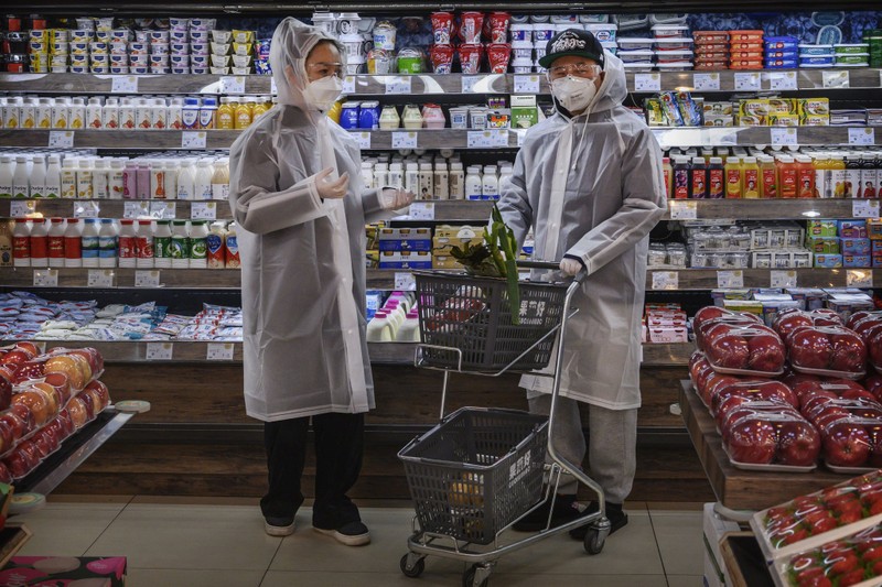 Người dân Bắc Kinh đeo khẩu trang đi siêu thị trong hôm 11/2 (Ảnh: NYTimes)