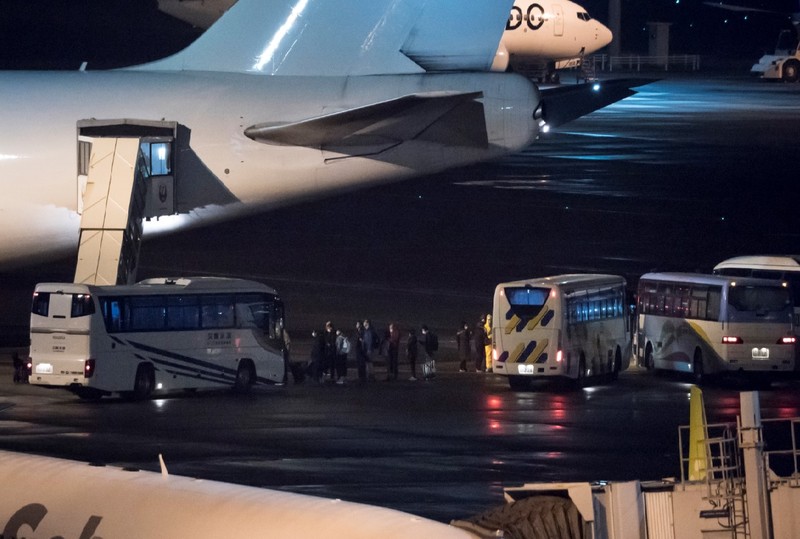 Công dân Mỹ lên chuyến bay sơ tán ở Tokyo vào rạng sáng ngày 17/2/2020 (Ảnh: CNN)
