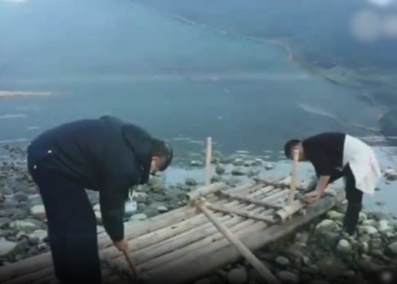 Các nhân viên công tác đang phá hủy chiếc bè tre (Ảnh: Đông Phương) Các nhân viên công tác đang phá hủy chiếc bè tre (Ảnh: Đông Phương)