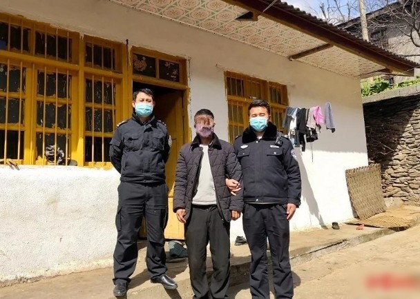 Kẻ tung tin giả gây hoảng loạn bị bắt (Ảnh: Đông Phương) Kẻ tung tin giả gây hoảng loạn bị bắt (Ảnh: Đông Phương)