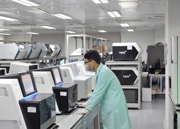 Các nhà nghiên cứu trong phòng thí nghiệm (Ảnh: Đông Phương)