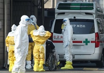 Nhân viên phòng dịch đưa bệnh nhân đến bệnh viện (Ảnh: Guancha)