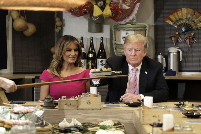 Tổng thống Trump và Đệ nhấ phu nhân Melania ăn tại nhà hàng trong chuyến công du Nhật Bản hồi năm ngoái (Ảnh: Vox)
