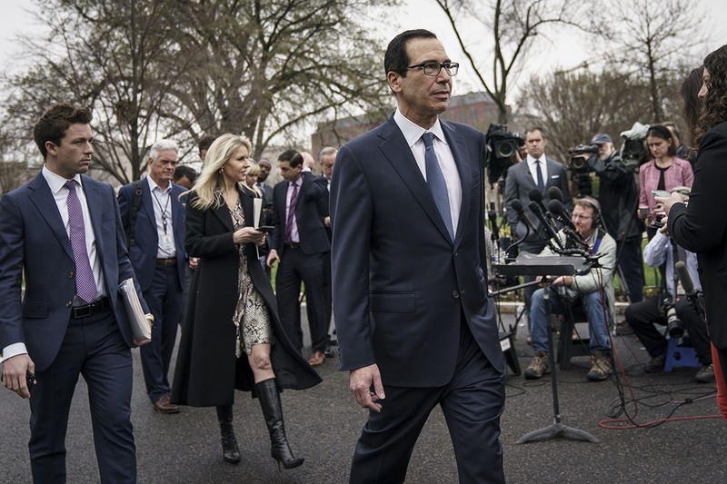Bộ trưởng Tài chính Steven Mnuchin đã công bố gói kích thích trị giá 1 nghìn tỷ USD để hỗ trợ nền kinh tế trong bối cảnh đại dịch (Ảnh: Politico)