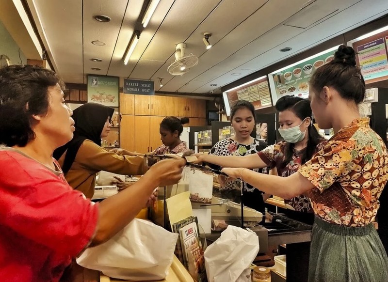 Khách nườm nườm tới mua Jamu tại cửa hiệu Jamu Bukti Mentjos, Jakarta (Ảnh: SCMP)