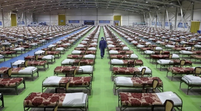 Thông tin giả, sự lo lắng trước đại dịch COVID-19 khiến nhiều người Iran uống rượu lậu để ngăn ngừa (Ảnh: AP)