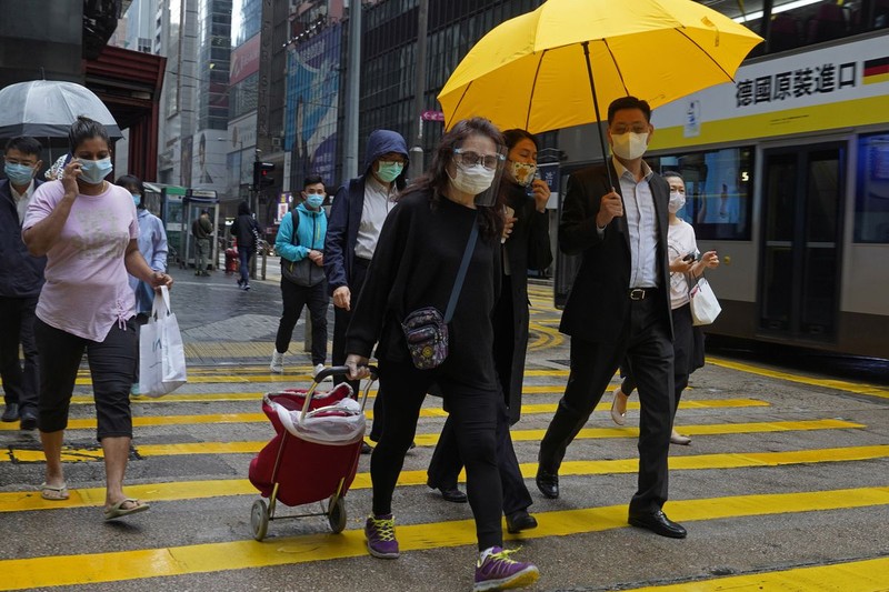 97,5% người dân Hong Kong đeo khẩu trang lúc ra đường trong bối cảnh dịch COVID-19 (Ảnh: NYDaily) 97,5% người dân Hong Kong đeo khẩu trang lúc ra đường trong bối cảnh dịch COVID-19 (Ảnh: NYDaily)
