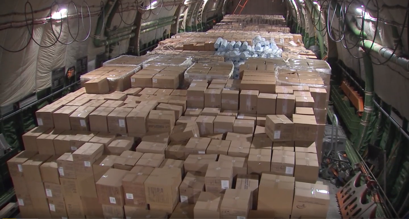 Hàng tiếp viện gồm khẩu trang, đồ bảo hộ, thiết bị y tế trên chuyến bay Nga điều sang Mỹ (Ảnh: Bộ Quốc phòng Nga) Hàng tiếp viện gồm khẩu trang, đồ bảo hộ, thiết bị y tế trên chuyến bay Nga điều sang Mỹ (Ảnh: Bộ Quốc phòng Nga)