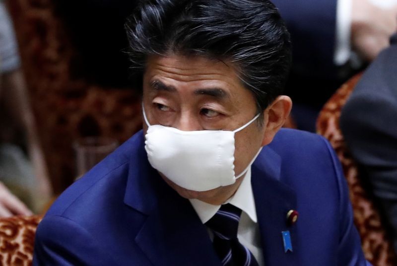 Thủ tướng Nhật Shinzo Abe có thể ban bố tình trạng khẩn cấp trong ngày 7/4 (Ảnh: Reuters)