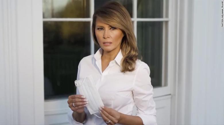 Đệ nhất phu nhân Mỹ Melania Trump trong bức ảnh khuyến khích đeo khẩu trang chống COVID-19 (Ảnh: CNN)