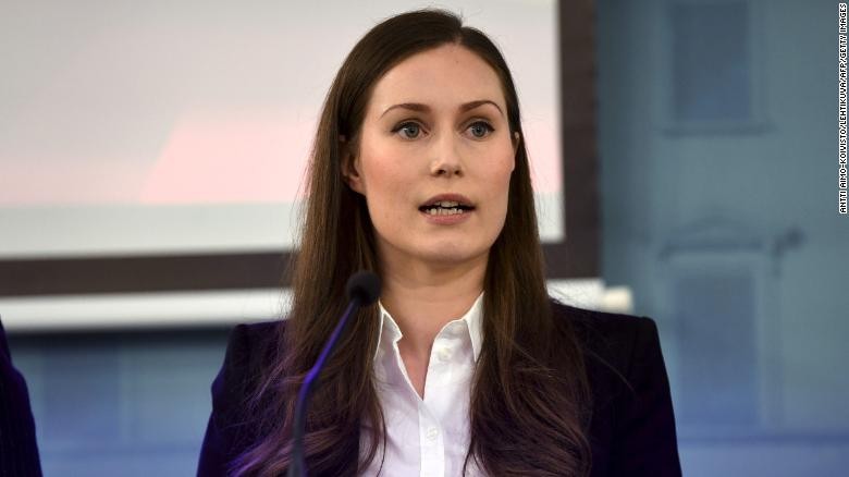 Thủ tướng Phần Lan Sanna Marin nói về các biện pháp chống COVID-19 ở Helsinki ngày 16/3 (Ảnh: CNN)