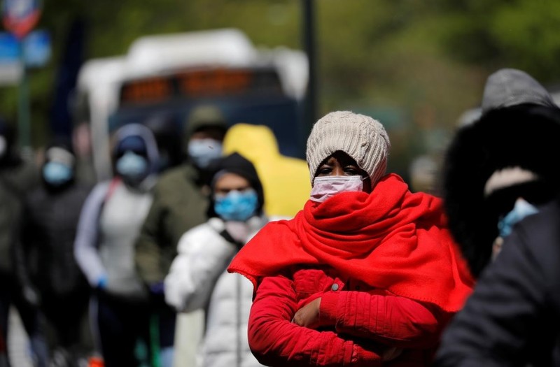Người dân New York xếp hàng nhận thực phẩm cứu trợ trong bối cảnh dịch COVID-19 (Ảnh: Reuters)