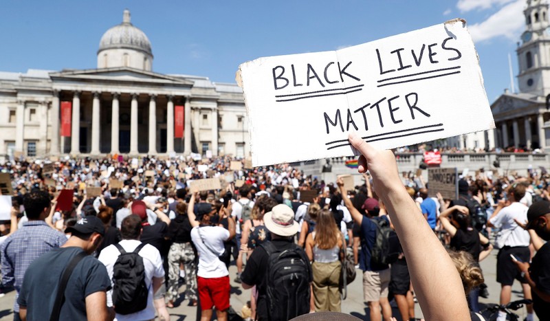 Người dân London biểu tình ủng hộ George Floyd tại Quảng trường Trafalgar (Ảnh: National Review) Người dân London biểu tình ủng hộ George Floyd tại Quảng trường Trafalgar (Ảnh: National Review)