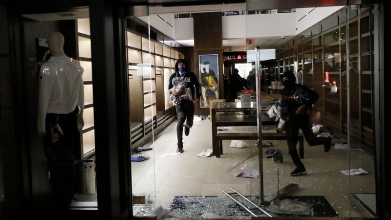 Đánh cắp hàng hóa tại một cửa hiệu hàng sang ở New York (Ảnh: AP) Đánh cắp hàng hóa tại một cửa hiệu hàng sang ở New York (Ảnh: AP)