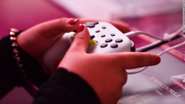 Một khách hàng sử dụng nền tảng chơi game trên Google Stadia (Ảnh: CNN)