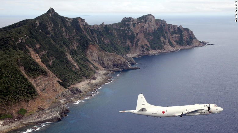 Máy bay của lực lượng phòng vệ Nhật Bản bay ngang qua Senkaku/Điếu Ngư (Ảnh: CNN) Máy bay của lực lượng phòng vệ Nhật Bản bay ngang qua Senkaku/Điếu Ngư (Ảnh: CNN)