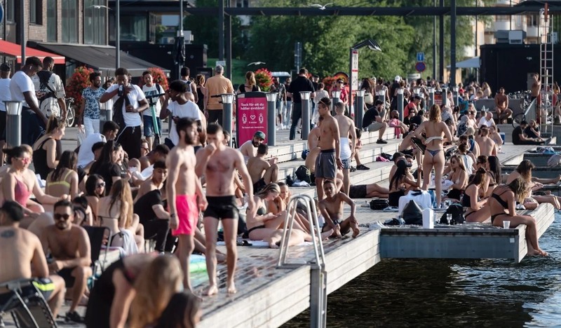 Người dân thủ đô Stockholm không đeo khẩu trang, tập trung đông người bên một bờ sông để tránh nóng (Ảnh: EPA) Người dân thủ đô Stockholm không đeo khẩu trang, tập trung đông người bên một bờ sông để tránh nóng (Ảnh: EPA)