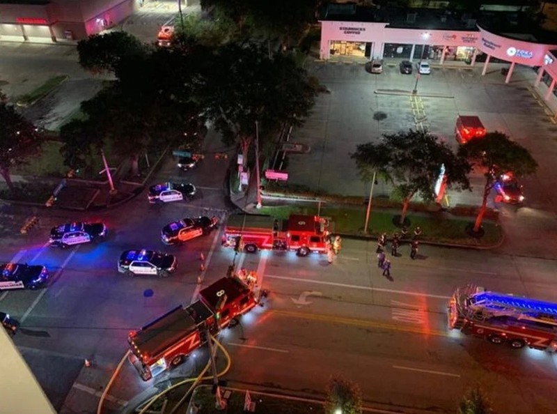 Lực lượng cảnh sát và cứu hỏa có mặt tại lãnh sự quán Trung Quốc ở Houston sau khi có tin báo vụ "đốt tài liệu" (Ảnh: Twitter) Lực lượng cảnh sát và cứu hỏa có mặt tại lãnh sự quán Trung Quốc ở Houston sau khi có tin báo vụ