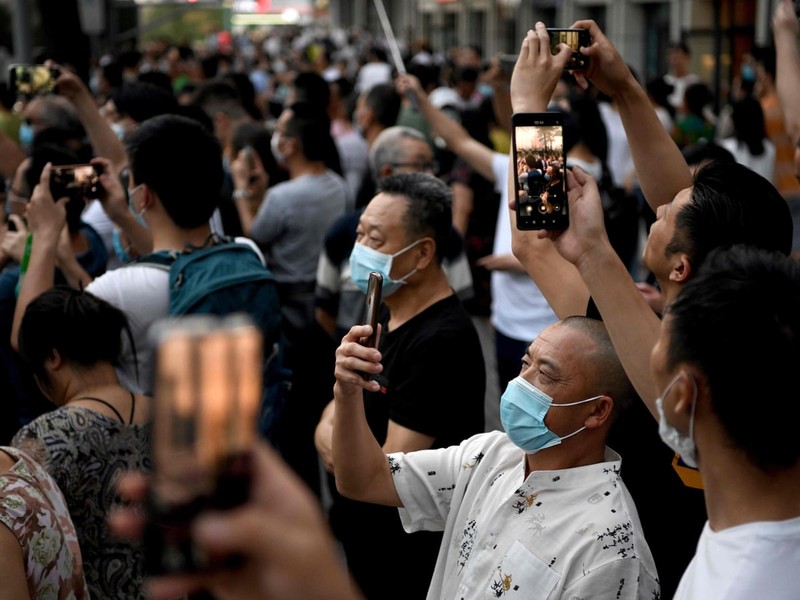 Nhiều người dân hiếu kỳ đến tòa lãnh sự tại Thành Đô để chụp ảnh, ghi hình (Ảnh: Guardian) Nhiều người dân hiếu kỳ đến tòa lãnh sự tại Thành Đô để chụp ảnh, ghi hình (Ảnh: Guardian)