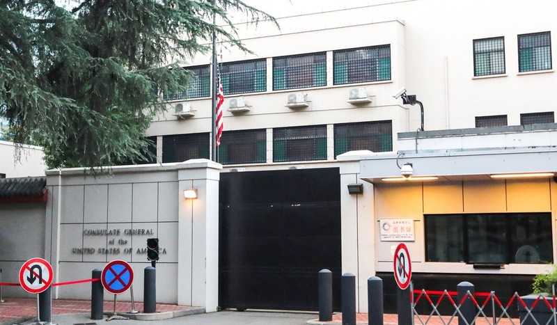 Quốc kỳ Mỹ hạ xuống bên trong lãnh sự quán tại Thành Đô (Ảnh: SCMP) Quốc kỳ Mỹ hạ xuống bên trong lãnh sự quán tại Thành Đô (Ảnh: SCMP)