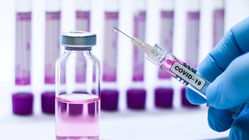 Các siêu cường đang lao vào một cuộc chạy đua điều chế vaccine ngừa COVID-19 (Ảnh: Getty)