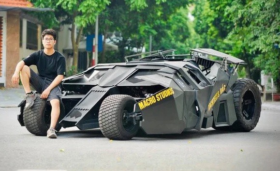 Chàng sinh viên Việt Nam tự chế tạo “siêu xe” Batmobile tốn hơn nửa tỷ đồng ảnh 1 Chủ nhân cùng chiếc xe batmobile (ảnh: OC)