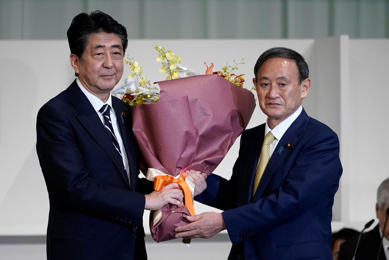 Ông Abe tặng hoa ông Suga sau cuộc bỏ phiếu ngày 14/9 (Ảnh: Reuters) Ông Abe tặng hoa ông Suga sau cuộc bỏ phiếu ngày 14/9 (Ảnh: Reuters)