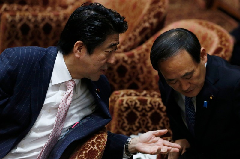 Thủ tướng Abe và ông Suga trong năm 2014 (Ảnh: Reuters) Thủ tướng Abe và ông Suga trong năm 2014 (Ảnh: Reuters)