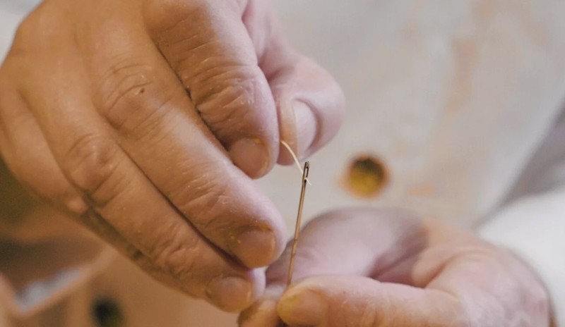 Sợi mì mỏng đến mức có thể xuyên qua lỗ kim (Ảnh: SCMP) Sợi mì mỏng đến mức có thể xuyên qua lỗ kim (Ảnh: SCMP)