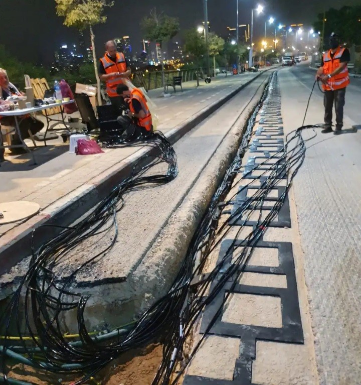 Tel Aviv sắp có đường điện cung cấp năng lượng cho phương tiện công cộng ảnh 1 Tuyến đường điện đang được xây dựng ở Tel Aviv (Ảnh: CNN)