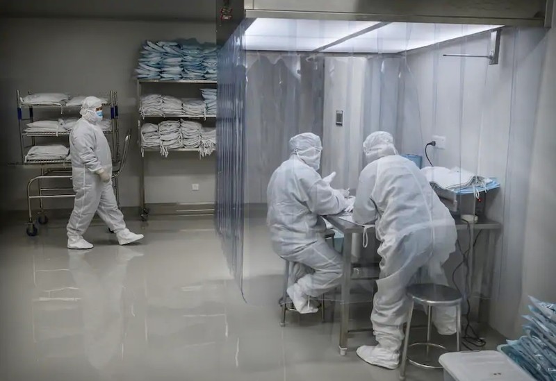 Nhân viên điều chế vaccine COVID-19 trong một cơ sở sản xuất của Sinovac (Ảnh: Getty) Nhân viên điều chế vaccine COVID-19 trong một cơ sở sản xuất của Sinovac (Ảnh: Getty)