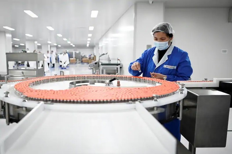 Nhân viên điều chết vaccine COVID-19 tại một cơ sở sản xuất của Sinovac ở Bắc Kinh (Ảnh: AFP) Nhân viên điều chết vaccine COVID-19 tại một cơ sở sản xuất của Sinovac ở Bắc Kinh (Ảnh: AFP)