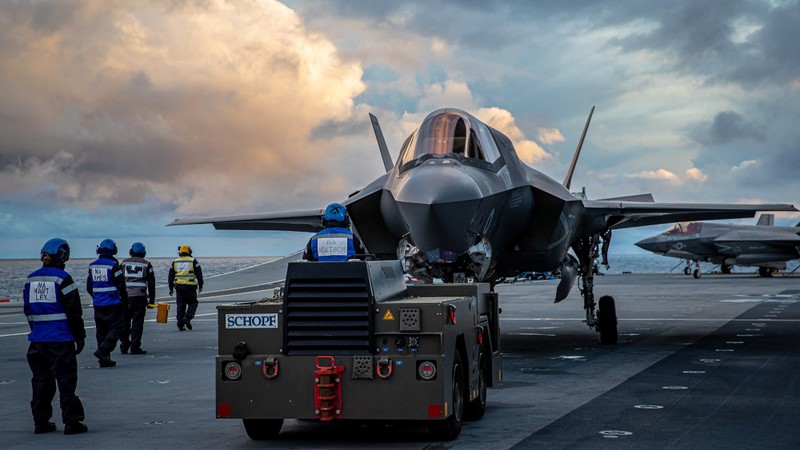 Máy bay tàng hình F-35B trên tàu sân bay HMS Queen Elizabeth của Hải quân Hoàng gia Anh (Ảnh: Nikkei)