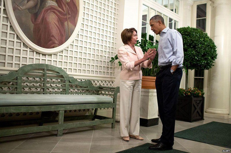 Bà Pelosi thảo luận với Tổng thống Barack Obama vào năm 2014 (Ảnh: Alamy) Bà Pelosi thảo luận với Tổng thống Barack Obama vào năm 2014 (Ảnh: Alamy)