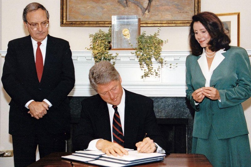 Bà Pelosi chứng kiến Tổng thống Bill Clinton ký duyệt một sắc lệnh năm 1993 (Ảnh: Getty) Bà Pelosi chứng kiến Tổng thống Bill Clinton ký duyệt một sắc lệnh năm 1993 (Ảnh: Getty)