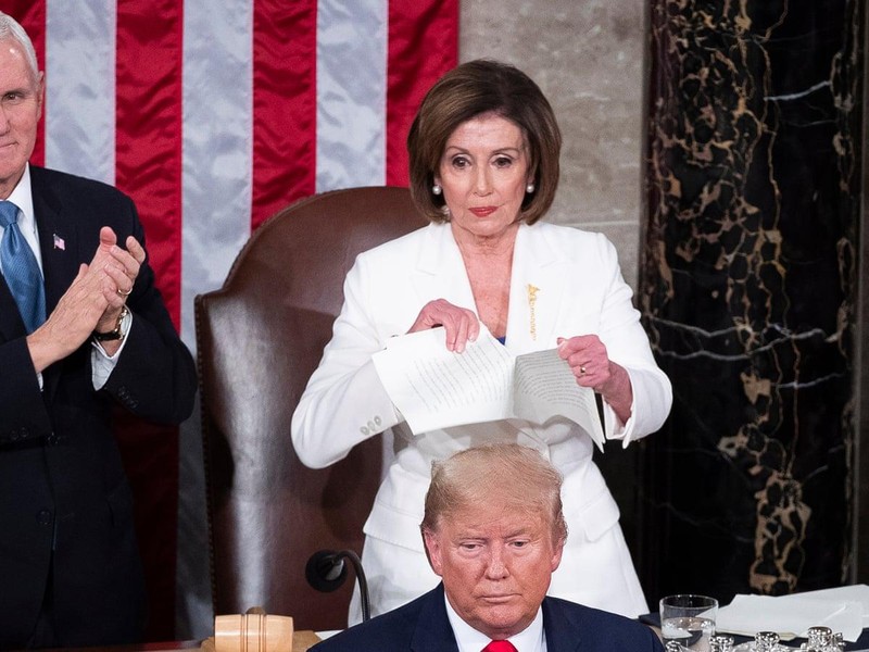 Bà Pelosi xé toạc bài phát biểu của Tổng thống Trump (Ảnh: Guardian) Bà Pelosi xé toạc bài phát biểu của Tổng thống Trump (Ảnh: Guardian)
