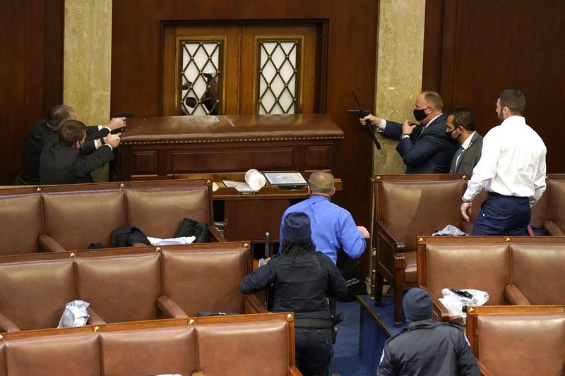 Lực lượng cảnh sát giơ sẵn súng để bảo vệ Hạ viện trước dòng người biểu tình (Ảnh: Suntimes) Lực lượng cảnh sát giơ sẵn súng để bảo vệ Hạ viện trước dòng người biểu tình (Ảnh: Suntimes)