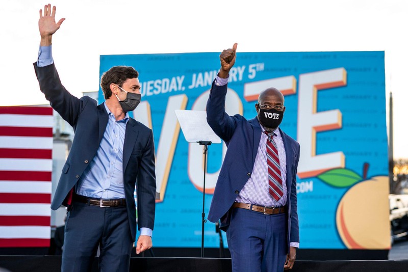 Hai ứng viên Jon Ossoff và Raphael Warnock giúp đảng Dân chủ giành quyền kiểm soát Thượng viện Mỹ (Ảnh: NYTimes)