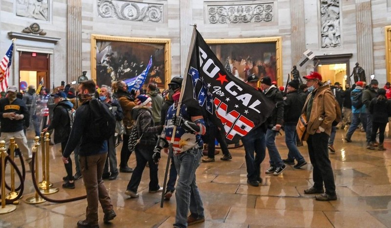 Người biểu tình thâm nhập vào bên trong tòa nhà Quốc hội (Ảnh: AP) Người biểu tình thâm nhập vào bên trong tòa nhà Quốc hội (Ảnh: AP)