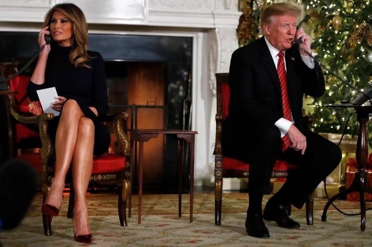 Tổng thống Trump và Đệ nhất phu nhân Melania gọi điện cập nhật về tình hình di chuyển của Santa Clause trong ngày 24/12/2018 (Ảnh: Reuters) Tổng thống Trump và Đệ nhất phu nhân Melania gọi điện cập nhật về tình hình di chuyển của Santa Clause trong ngày 24/12/2018 (Ảnh: Reuters)