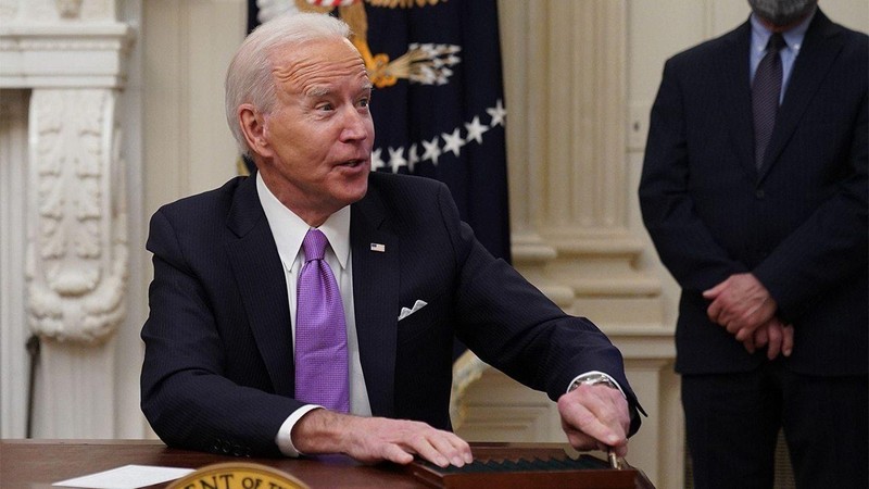 Tổng thống Biden gạt phăng một câu hỏi liên quan tới mục tiêu tiêm vaccine ngừa COVID-19 của phóng viên AP (Ảnh: AP)