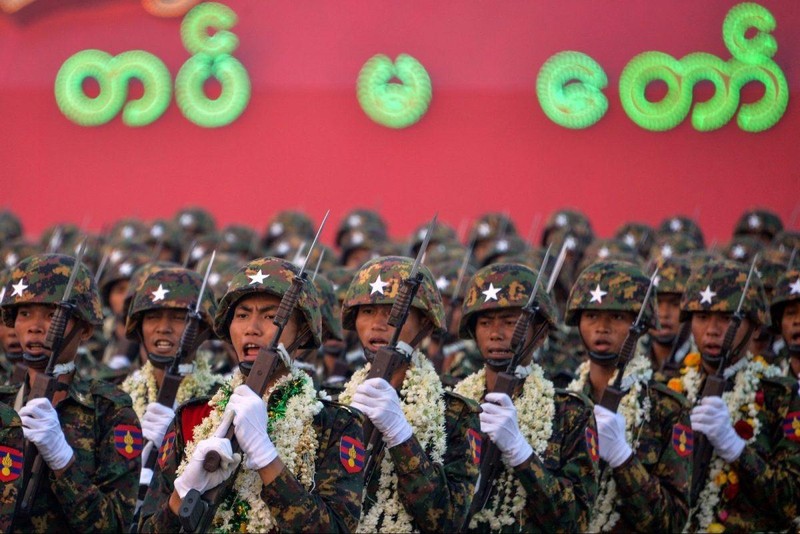 Quân đội Myanmar trong một buổi diễu binh ngày 27/3/2019 (Ảnh: AFP)