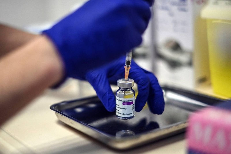Y tá chuẩn bị vaccine ngừa COVID-19 của AstraZeneca tại bệnh viện Edouard Herriot, Lyon, Pháp (Ảnh: AP) Y tá chuẩn bị vaccine ngừa COVID-19 của AstraZeneca tại bệnh viện Edouard Herriot, Lyon, Pháp (Ảnh: AP)