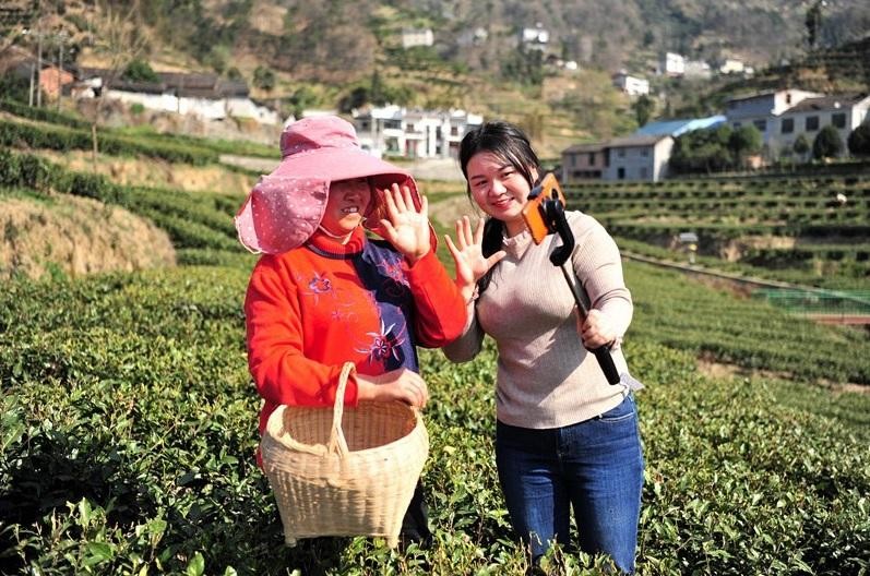 Một nông dân ở tỉnh Hồ Bắc đang livestream giưới thiệu sản phẩm trà (Ảnh: People's Daily) Một nông dân ở tỉnh Hồ Bắc đang livestream giưới thiệu sản phẩm trà (Ảnh: People's Daily)