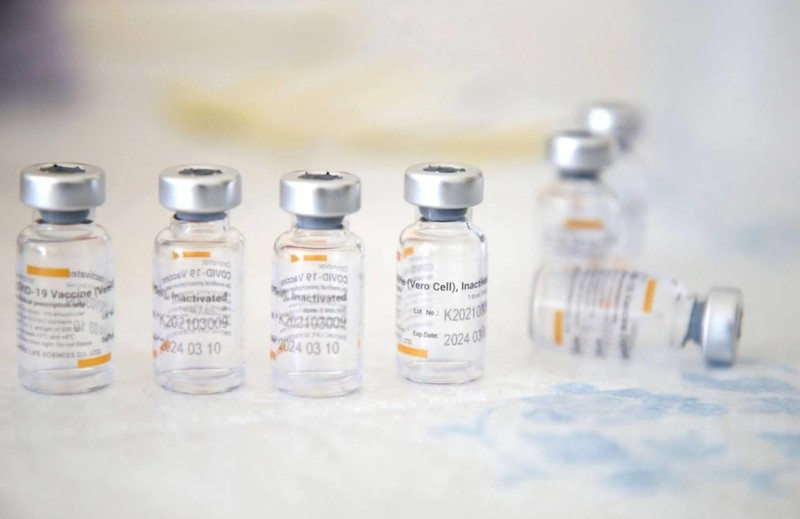 Các lọ đựng vaccine COVID-19 của Sinovac trong chiến dịch tiêm chủng hồi tháng 3 năm nay (Ảnh: AFP)