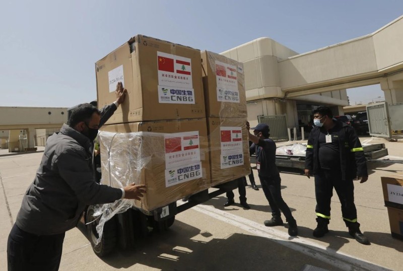 Vận chuyển vaccine của Sinopharm tại sân bay Lebanon (Ảnh: Xinhua)