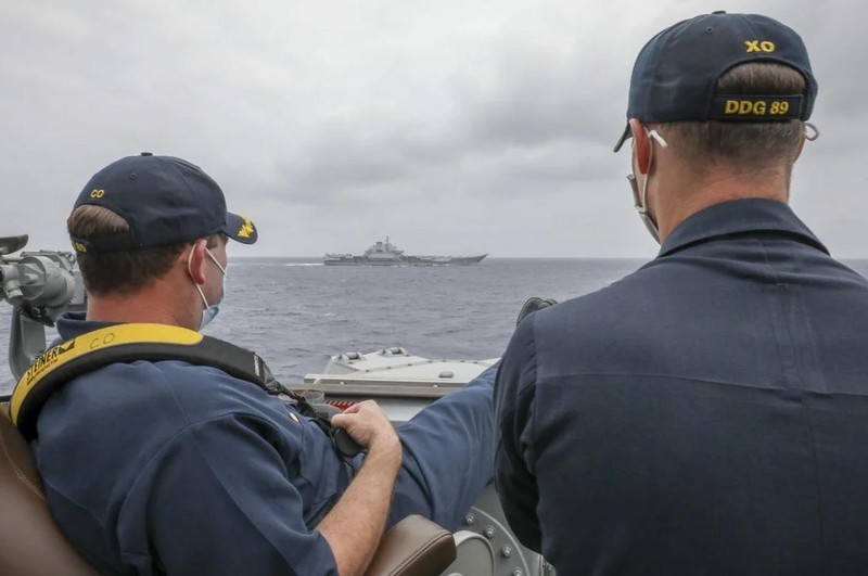 Sĩ quan trên tàu USS Mustin theo dõi tàu Trung Quốc trên biển Hoa Đông ngày 4/4 (Ảnh: US Navy)